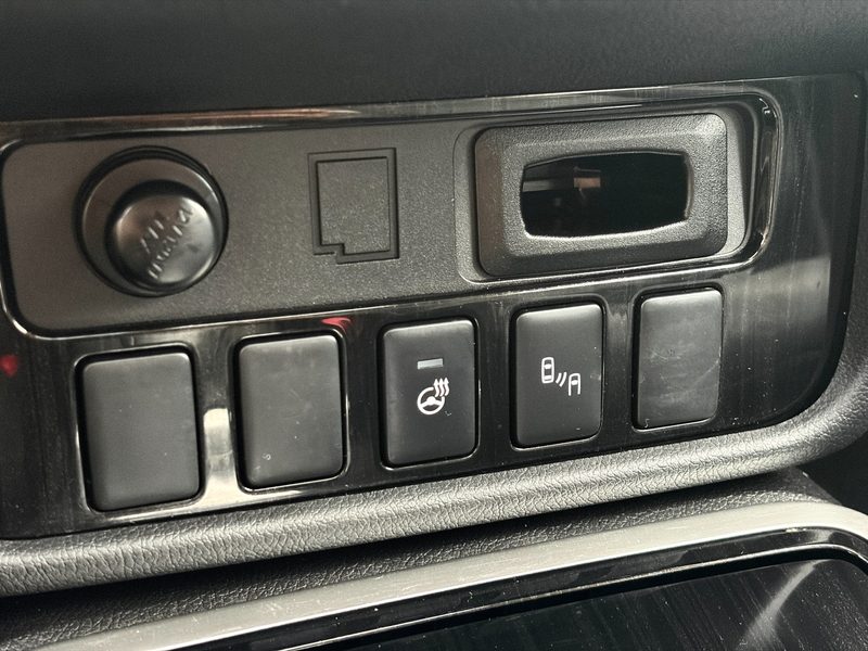 2018 MITSUBISHI OUTLANDER PHEV SE TOURING | One Owner | No Accidents — photo 19