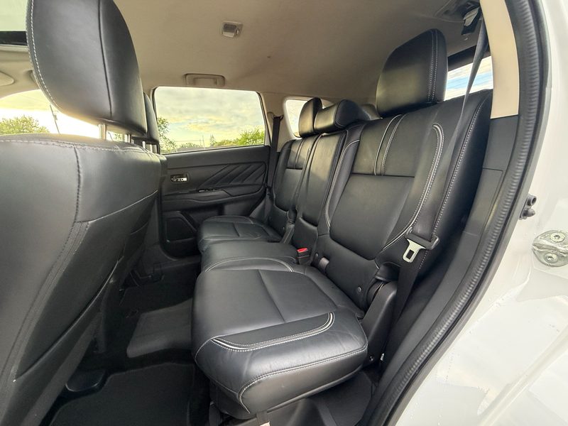 2018 MITSUBISHI OUTLANDER PHEV SE TOURING | One Owner | No Accidents — photo 12