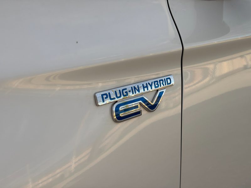 2018 MITSUBISHI OUTLANDER PHEV SE TOURING | One Owner | No Accidents — photo 23