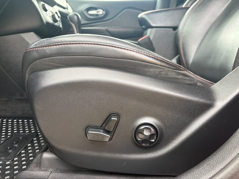 2015 JEEP CHEROKEE Trailhawk | Local Manitoba Vehicle — photo 14