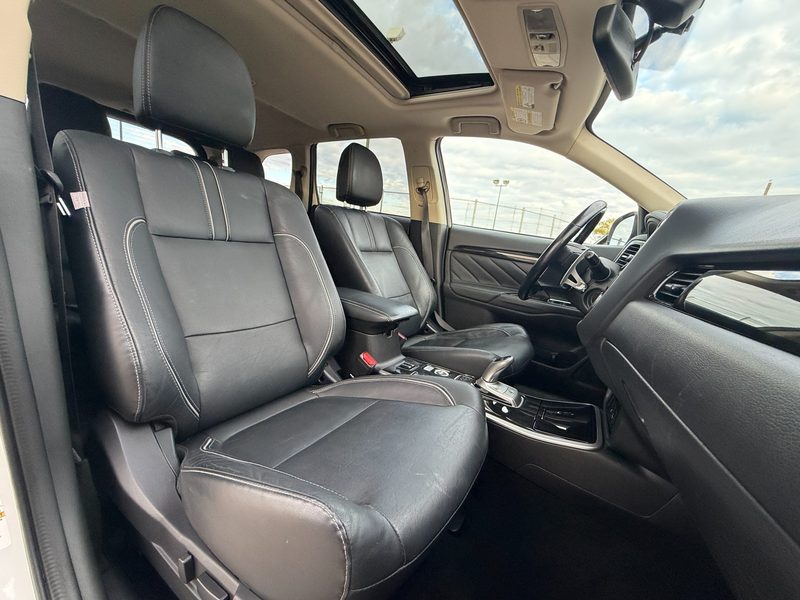 2018 MITSUBISHI OUTLANDER PHEV SE TOURING | One Owner | No Accidents — photo 11