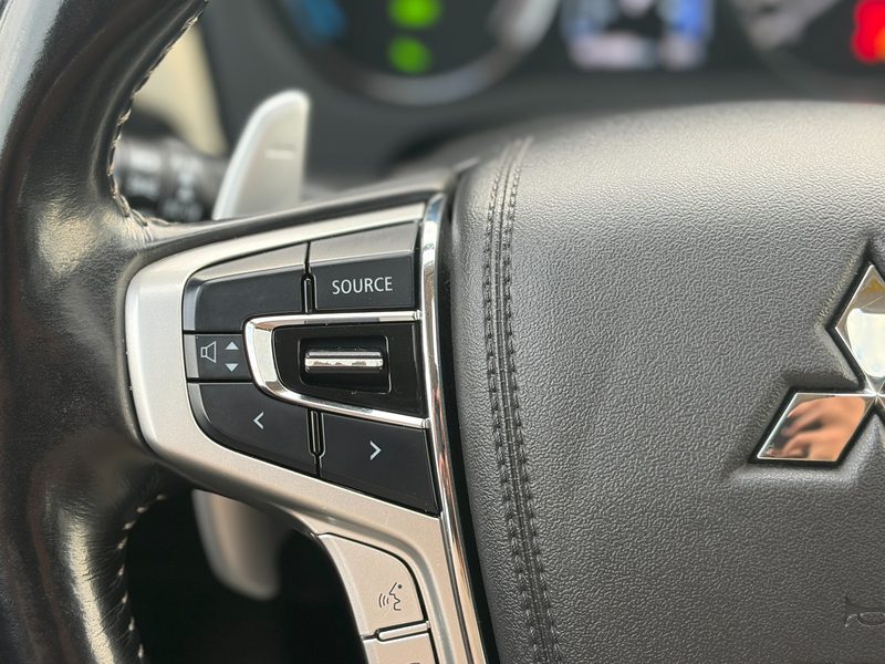 2018 MITSUBISHI OUTLANDER PHEV SE TOURING | One Owner | No Accidents — photo 17